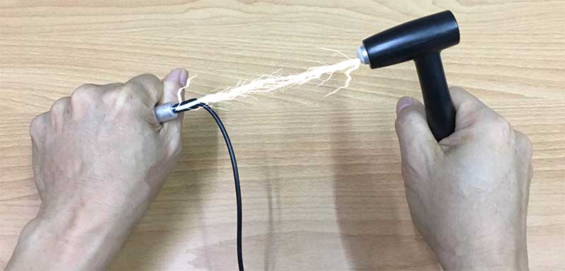 檢測棒還沒有觸碰皮膚，竟然出現導電現象？